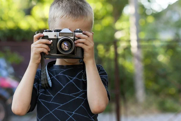 Aranyos boldog kisfiú vintage fotó kamera kültéri — Stock Fotó