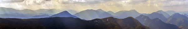 Panorama de montanhas dos Cárpatos no verão dia ensolarado. — Fotografia de Stock