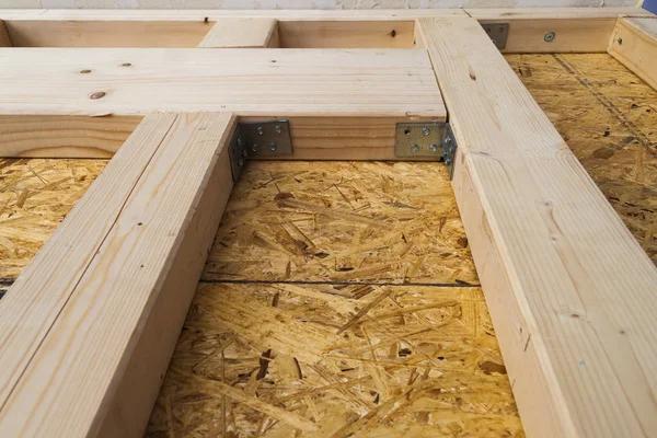 Construcción de paredes de marco de madera de una nueva casa de campo. Un... —  Fotos de Stock