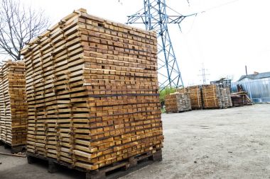 Yeni ahşap panoları ve Çıtçıt kereste, yığını. Ahşap 