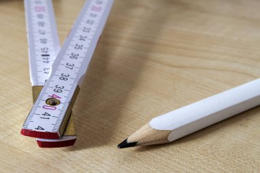 Ölçüm bandı metre ve pensil. İnşaat araçları.
