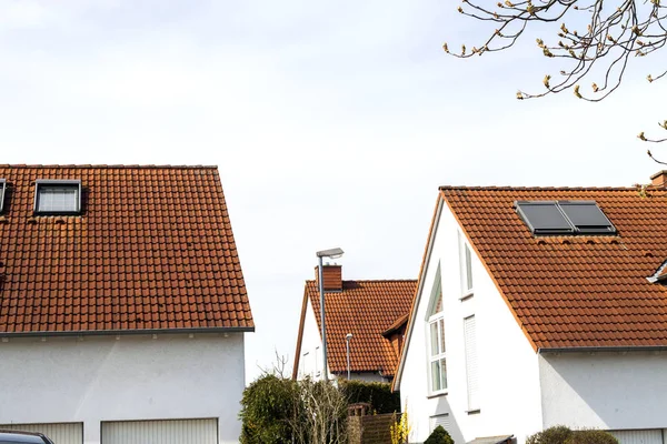 Toit de maisons résidentielles classiques avec des tuiles de toiture orange et — Photo