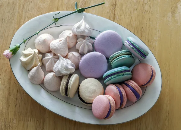 Macarrones franceses dulces y coloridos o macaron en blanco cerámico — Foto de Stock