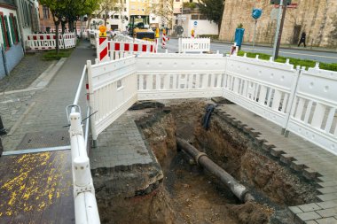 Barikat Street bariyer ışık turuncu inşaat. Yol eksilerini