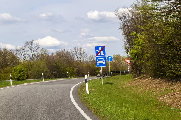 End of freeway sign on the side of the road — Stock Photo, Image