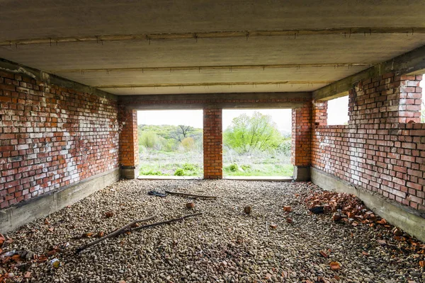 Interior de um edifício antigo em construção. Alvenaria de tijolo laranja — Fotografia de Stock