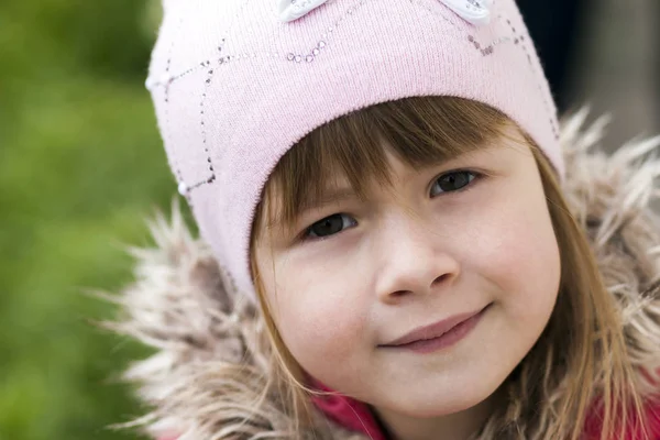 Close-up portret van gelukkig lachend vrij klein meisje — Stockfoto