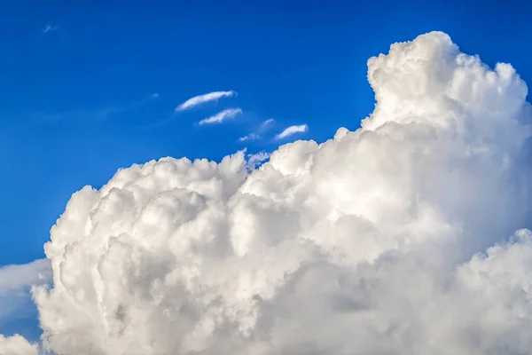 Bengkak putih awan dan latar belakang langit biru jelas — Stok Foto