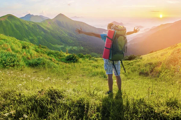 Πεζοπόρος με ένα σακίδιο στέκεται στα βουνά. Εκπληκτικό γη φύση — Φωτογραφία Αρχείου