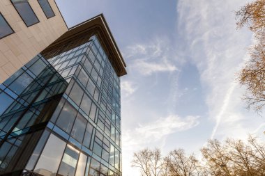 Modern cam duvar mavi gökyüzünde yansıması düşük açılı görünümü