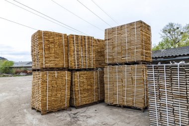 Yeni ahşap panoları ve Çıtçıt kereste, yığını. Ahşap 