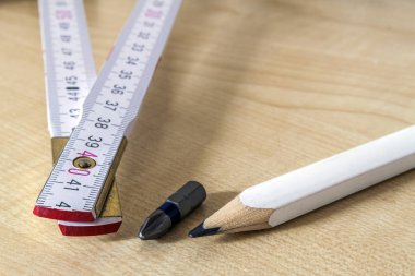 Ölçüm bandı metre ve pensil. İnşaat araçları.