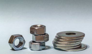 Marangozluk aksesuarları. Yığınlar metal vida contalar ve fındık ISO