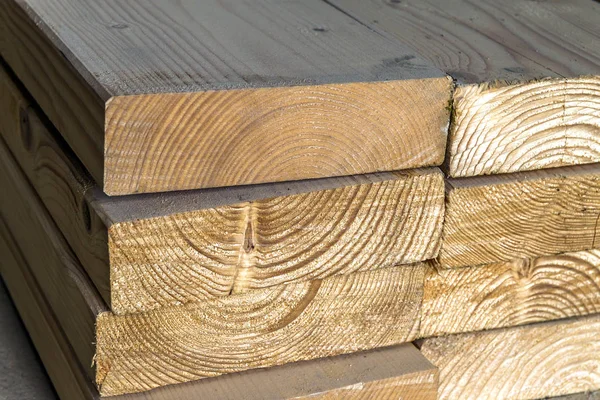 Pilha de novos pregos de madeira no pátio da madeira. Madeira madeira constr — Fotografia de Stock