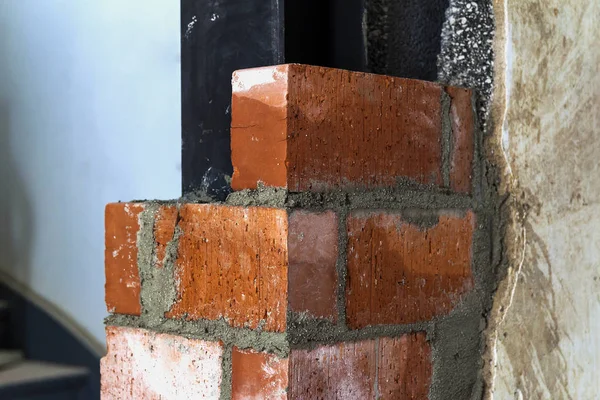 Close-up de tijolos de instalação industrial de tijolos em construção — Fotografia de Stock