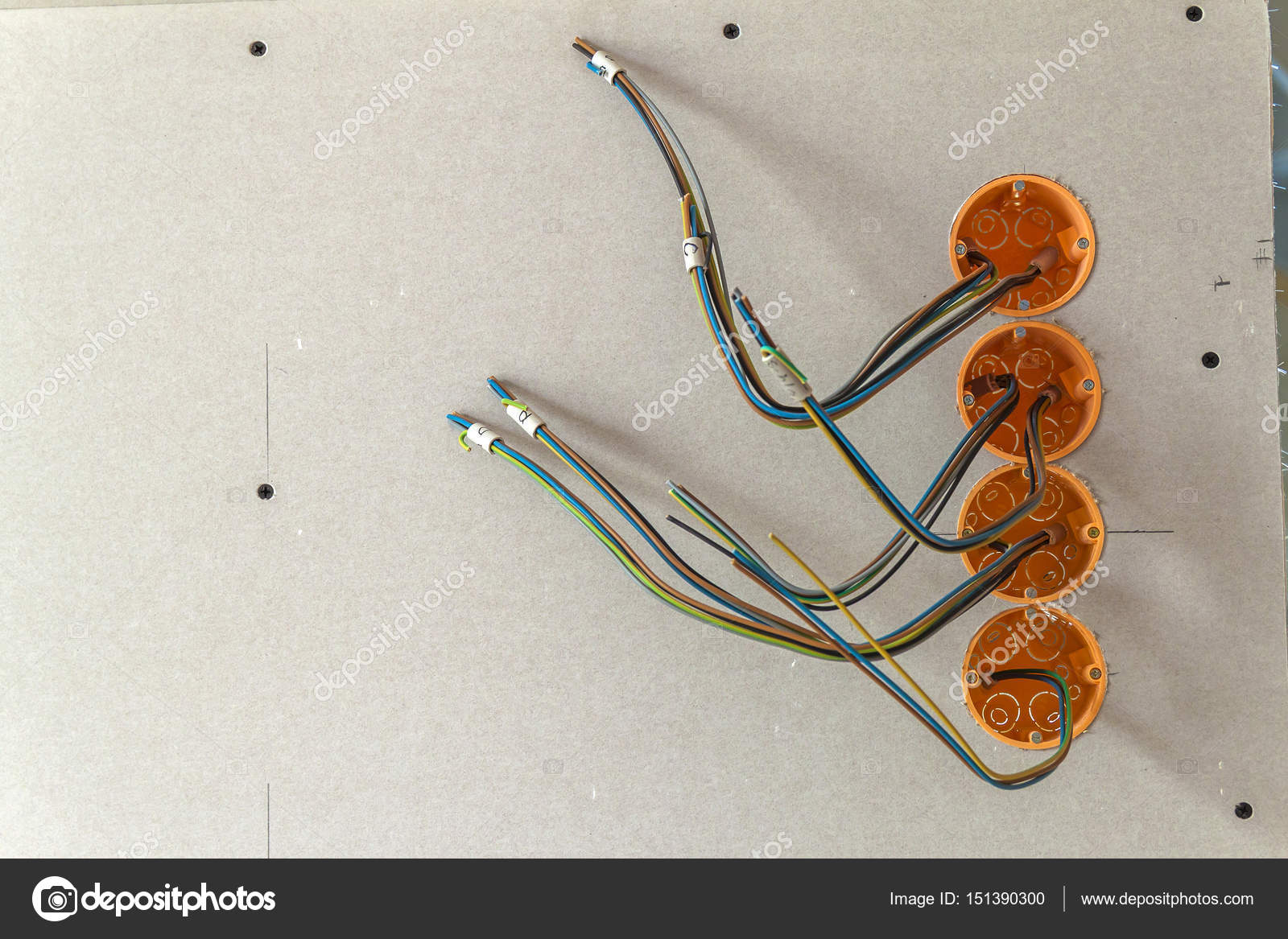Nuovo impianto elettrico, scatole di plastica presa ed elettrici ... Impianto elettrico nuovo