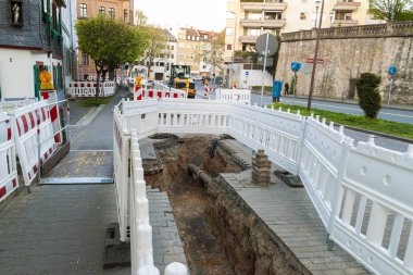 Barikat Street bariyer ışık turuncu inşaat. Yol eksilerini