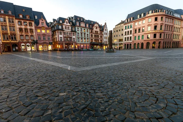 Tržní náměstí na starém městě Mainz, Německo při západu slunce — Stock fotografie
