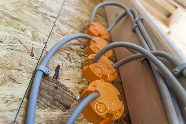 Nueva instalación eléctrica, enchufe de cajas de plástico y eléctrica — Foto de Stock