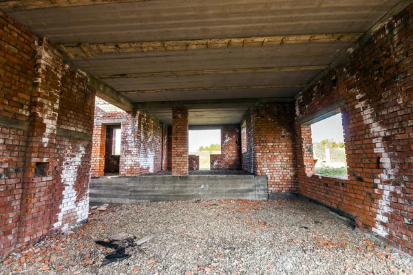 Interior de um edifício antigo em construção. Alvenaria de tijolo laranja — Fotografia de Stock