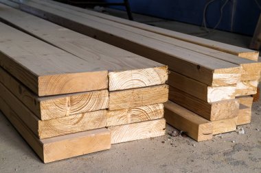 Kereste, yeni ahşap Çıtçıt yığını. Ahşap kereste malzemeleri