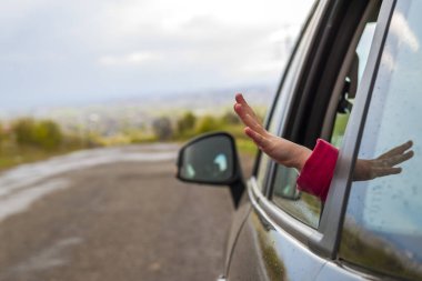 Çocuk tatil seyahat sırasında bir araç penceresinde eller