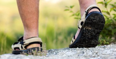 Dağ tepe kayanın üzerinde yürüme başarılı uzun yürüyüşe çıkan kimse bacaklar. Macera bir