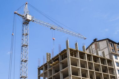 Modern bina inşaat mavi gökyüzü altında. Kule Vinç