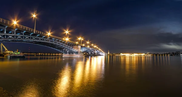 Bela noite de pôr do sol sobre o rio Reno / Rhein e ponte velha i — Fotografia de Stock