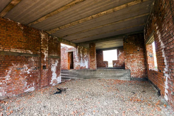 Interior de um edifício antigo em construção. Alvenaria de tijolo laranja — Fotografia de Stock