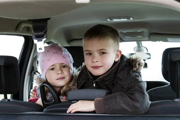 İki küçük çocuk erkek ve kız bir araba iç — Stok fotoğraf