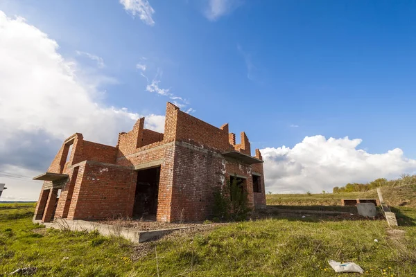 Exterior de um edifício antigo em construção. Alvenaria de tijolo laranja — Fotografia de Stock