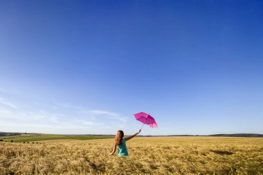Güzellik genç kız açık havada doğanın keyfini. Güzel genç mo