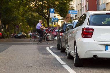 Şehir içinde park edilmiş araba. Rating kavramı.