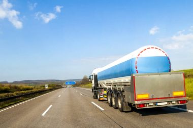 Büyük yakıt gaz tankeri kamyon karayolu üzerinde