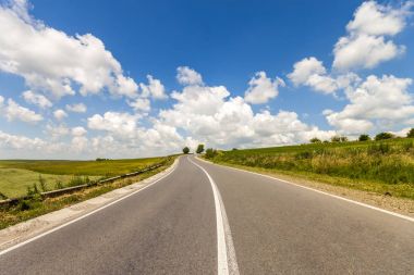 Yaz asfalt yol. Güzel sarı yol alanları landsc arasında