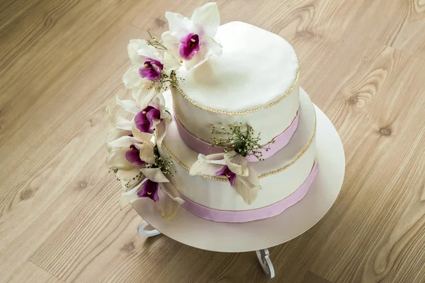 Beautiful wedding cake with flowers, close up of cake with blurr