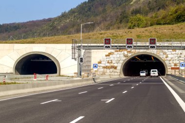 Almanya'da otoyolda tüneller