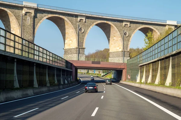Шоссе скоростной дороги в Германии с высокими стенами по бокам — стоковое фото