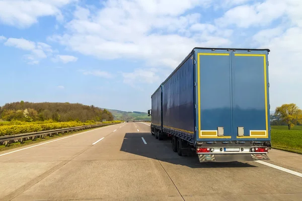 Camión de carga azul en una autopista vacía — Foto de Stock