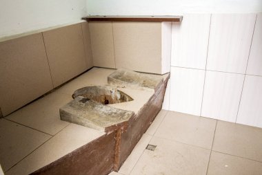 Kirli eski tuvalet dışında