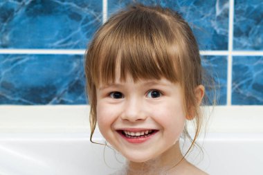 Banyo sevimli küçük kız portresi. Hijyen kavramı.