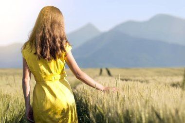 Güzellik genç kız açık havada doğanın keyfini. Güzel genç mo