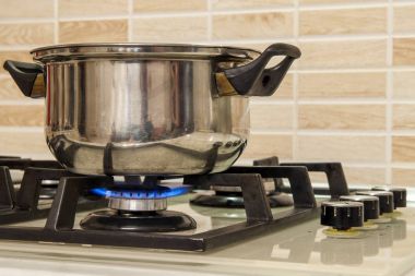 Pot ayakta mutfak pişirme metal alevle soba.