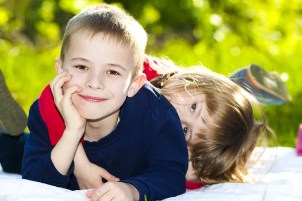 肖像的快乐微笑小儿童男孩和女孩对阳光明媚 — 图库照片