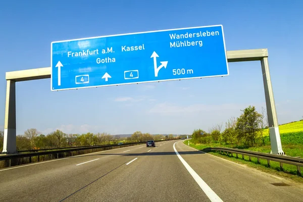 Синий дорожный знак над дорогой в Германии в солнечный день — стоковое фото