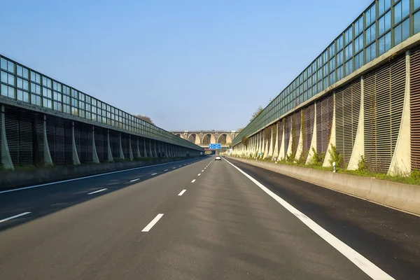 Autopista de carretera de velocidad en Alemania con paredes altas en los lados —  Fotos de Stock
