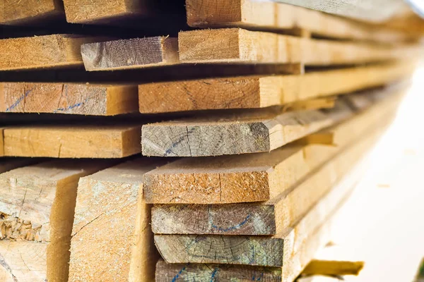 Στοίβα κτίριο ξυλεία σε εργοτάξιο με στενό βάθος — Φωτογραφία Αρχείου