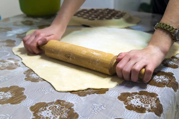 Förberedelse av rå dumplings i mjöl på bordet — Stockfoto