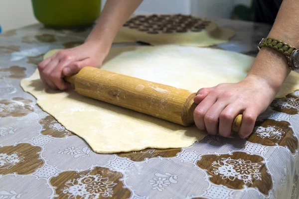 Příprava syrové knedlíky v mouce na stůl — Stock fotografie